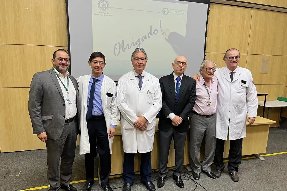 Antonio José Gonçalves apresenta livro sobre Cricotireoidostomia e Traqueostomia