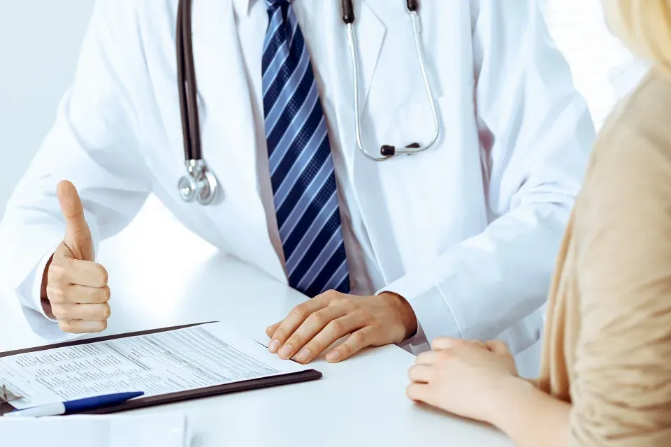 APM aprova aumento da pena de crimes contra profissionais de Saúde e segue acompanhando o PL