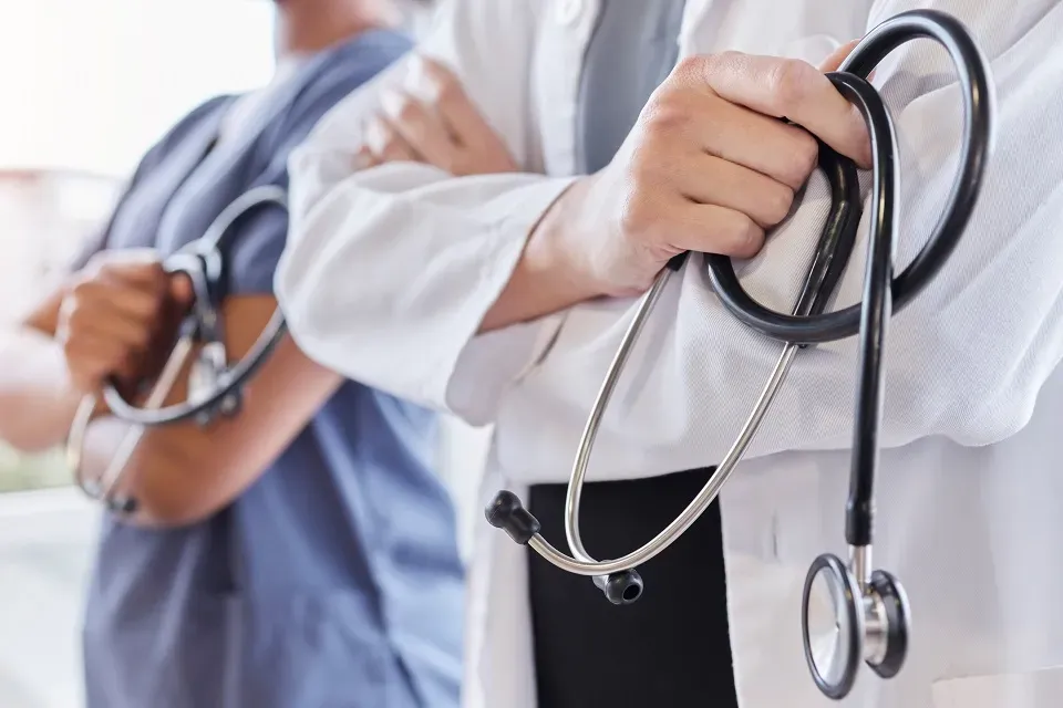 APM e AMB recebem denúncias de invasões ao ato médico