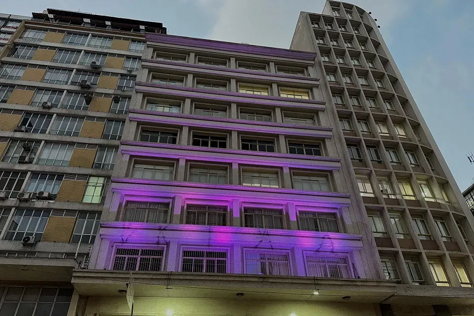 APM ilumina sua fachada em apoio à campanha Março Roxo, dedicada à epilepsia