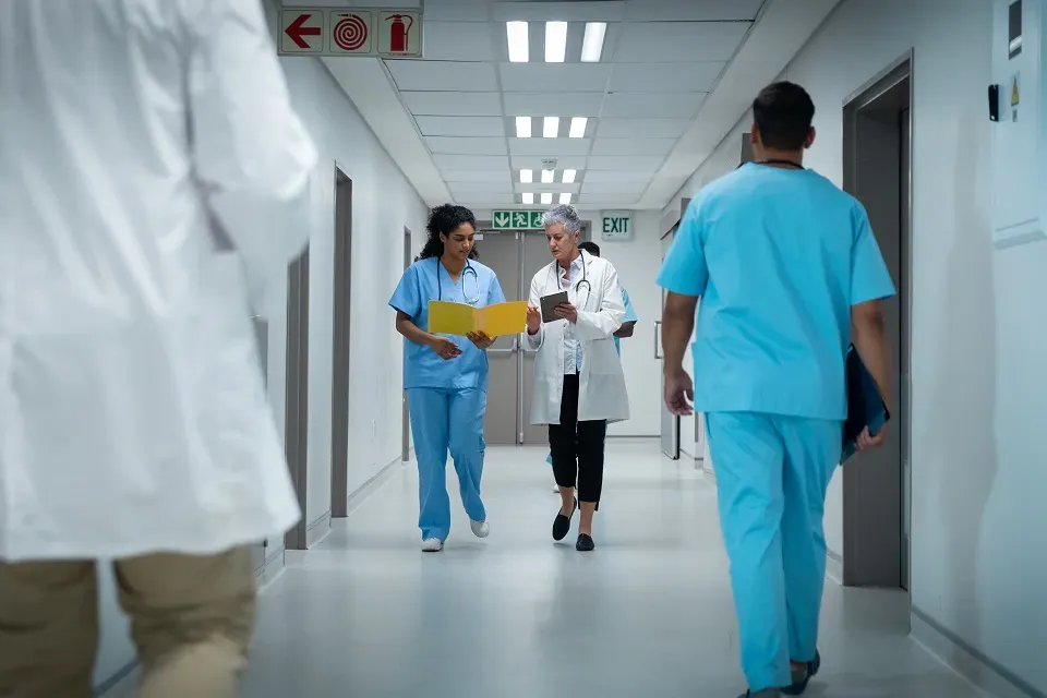 Condições de trabalho do médico no SUS e na saúde suplementar