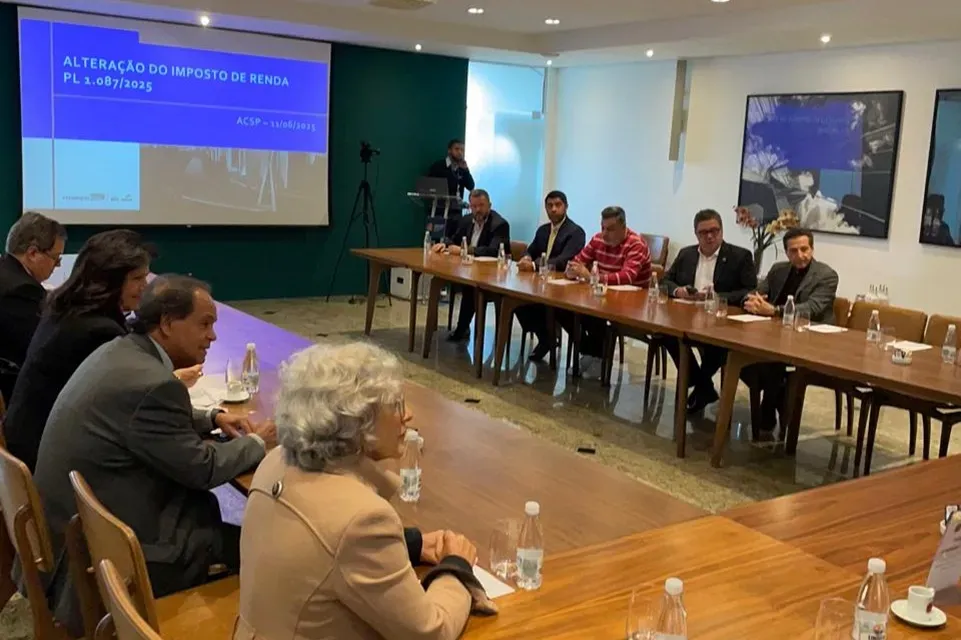 Diretor da APM participa de palestra sobre reforma tributária na Associação Comercial