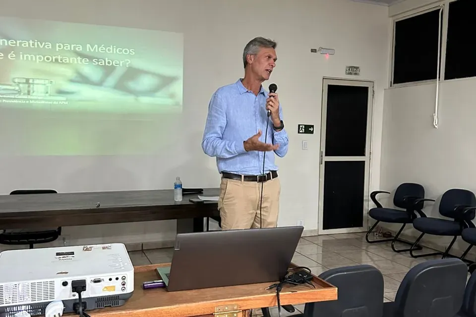 Diretor da APM realiza palestra sobre Inteligência Artificial na Medicina, em Ourinhos