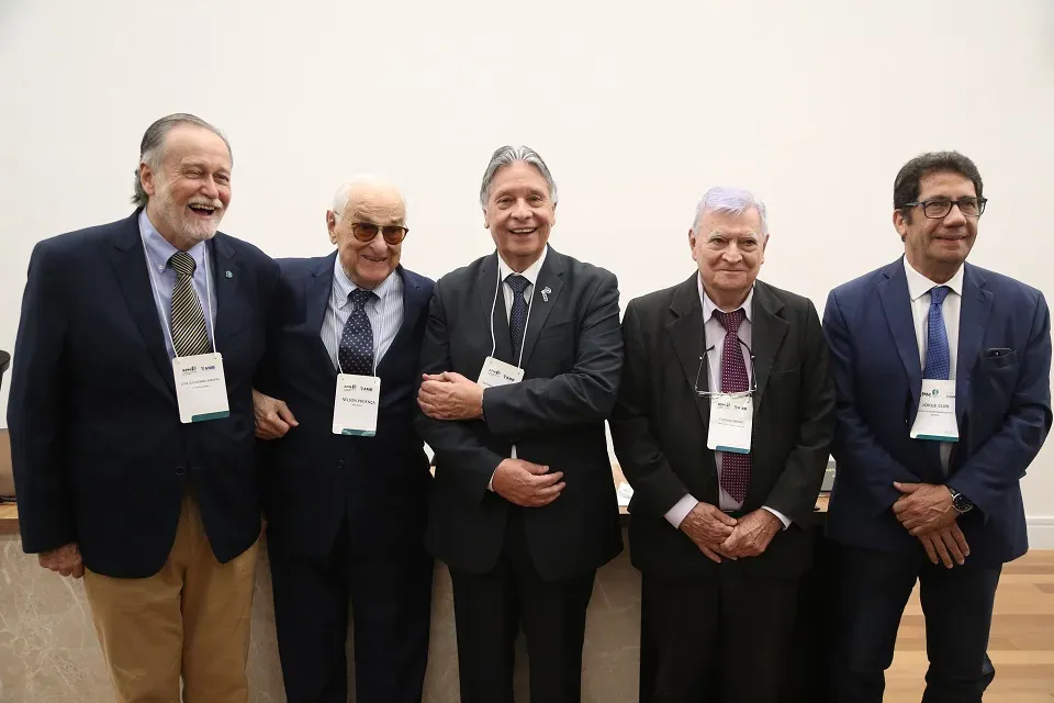 Em comemoração aos 95 anos, APM presta homenagem em vida aos seus ex-presidentes