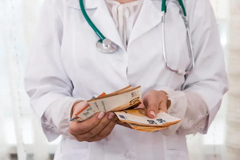 Emenda garante uniformidade no reajuste salarial dos médicos