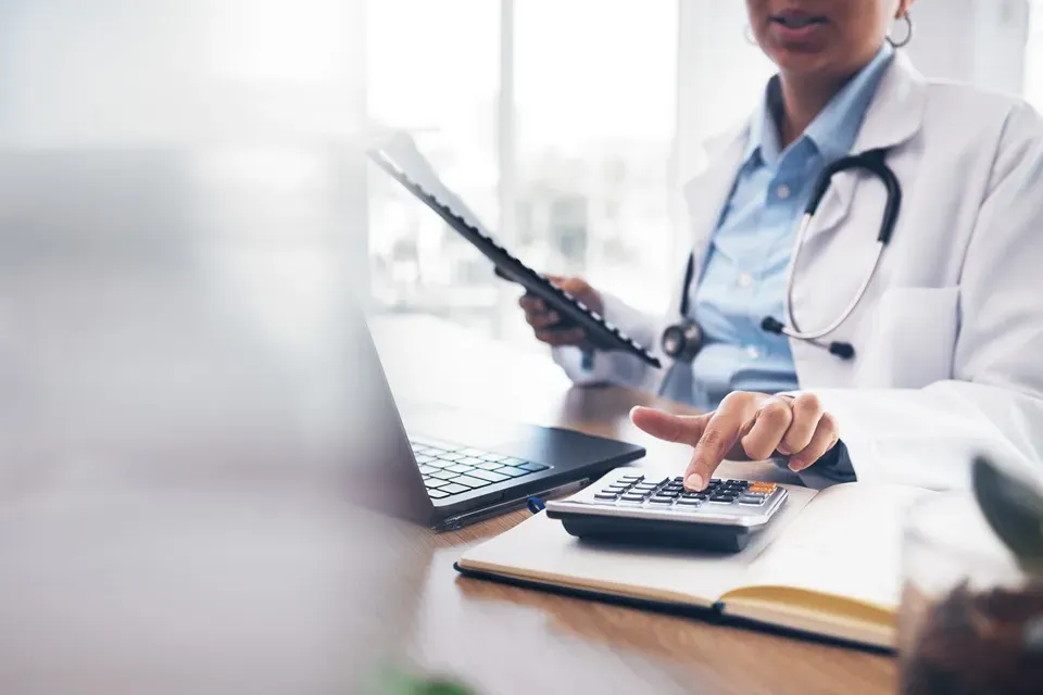 Equiparação hospitalar proporciona economia tributária aos médicos