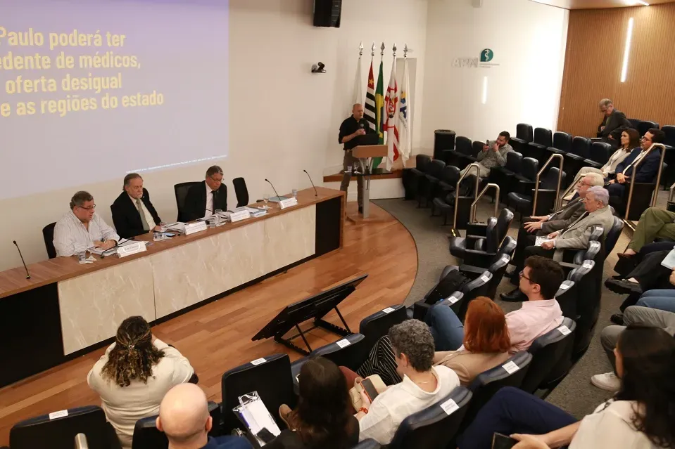 Estudo revela que SP terá 340 mil médicos em uma década e número de profissionais sem especialização acende alerta