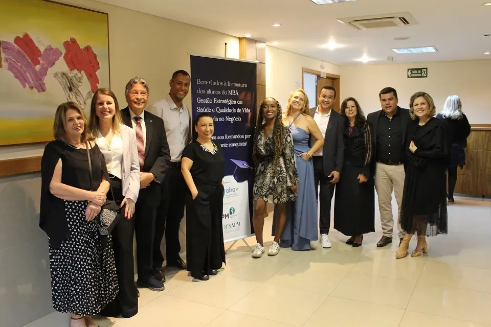 Formatura da primeira turma do MBA consolida parceria entre ABQV e APM