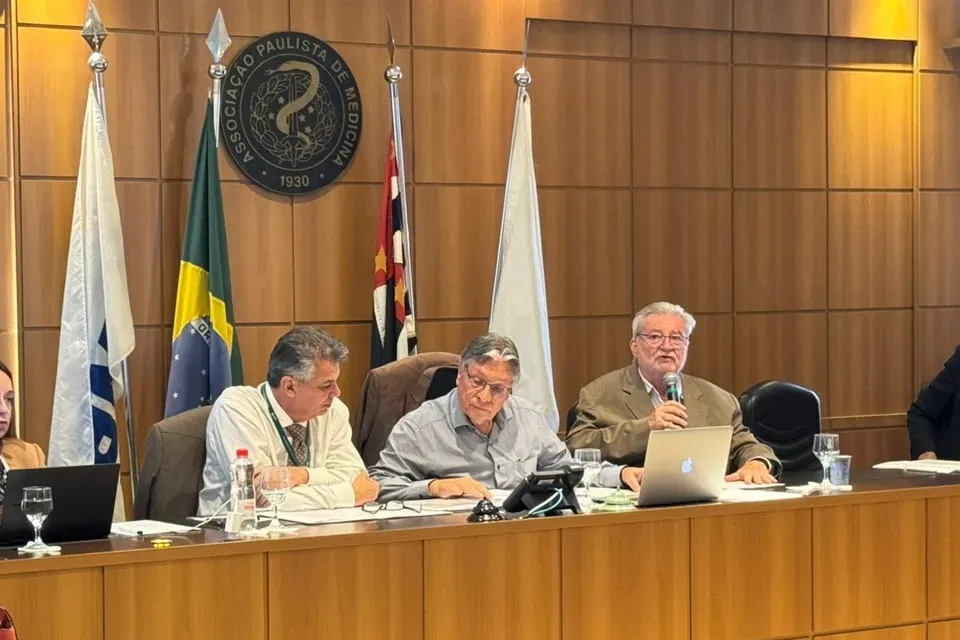 Gilberto Natalini apresenta panoramas da COP30 à Diretoria da APM