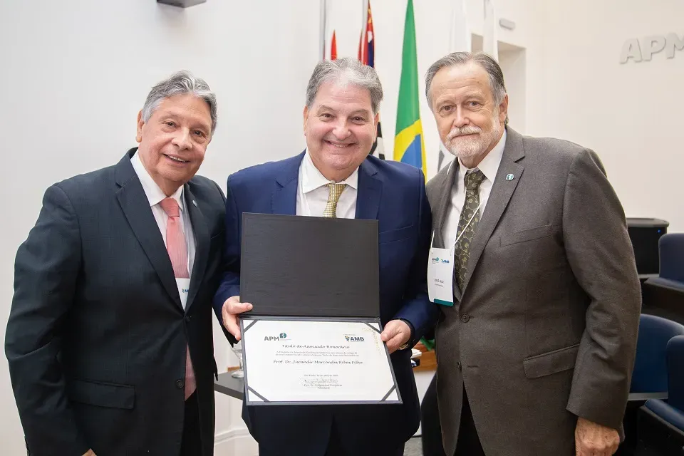 Jurandir Marcondes Ribas Filho recebe título de associado honorário da APM