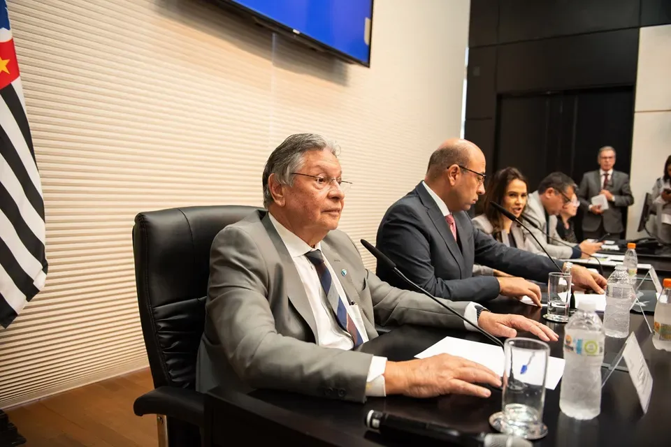 Presidente da APM apresenta principais lutas da classe médica à Comissão de Saúde da Alesp