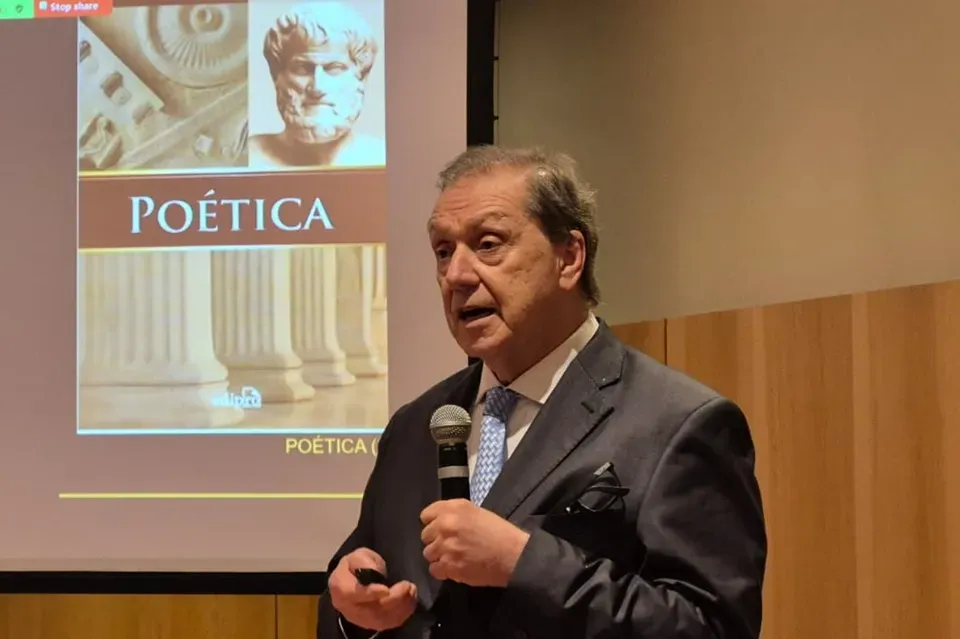 Última tertúlia de 2025 aborda a literatura como um instrumento terapêutico