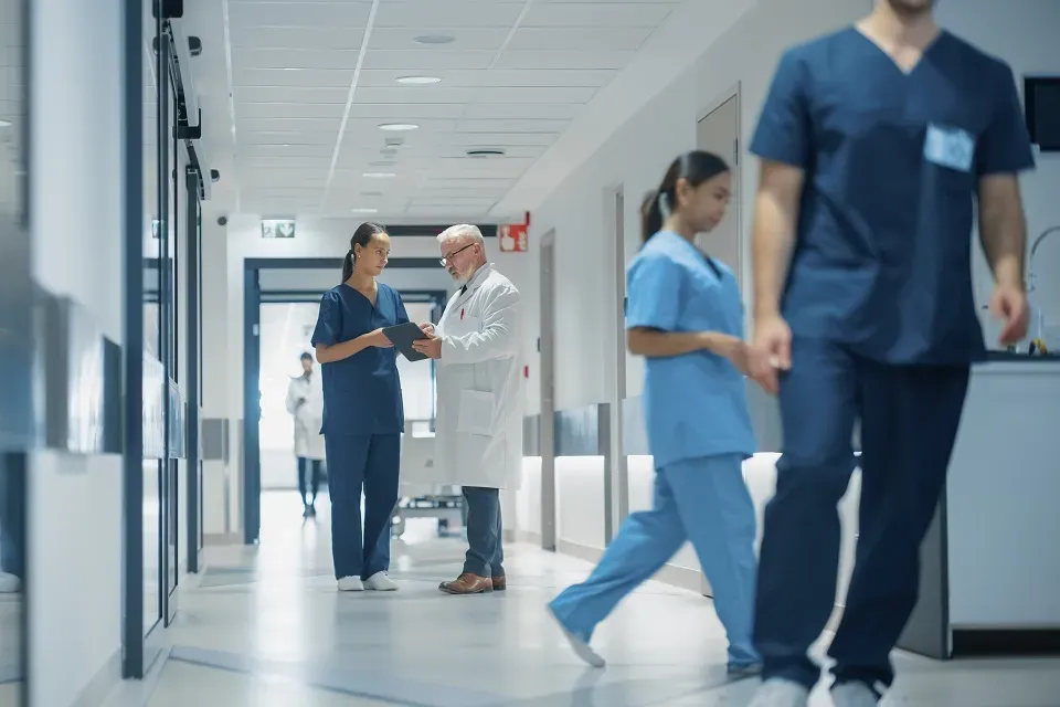 Vereador que invadiu sala restrita de unidade de saúde em Minas Gerais é cassado